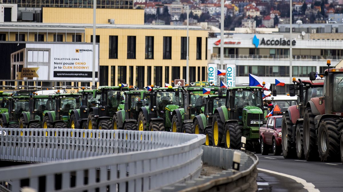 Zhruba 100 zemědělských strojů vyrazilo na protestní jízdu do Kolína